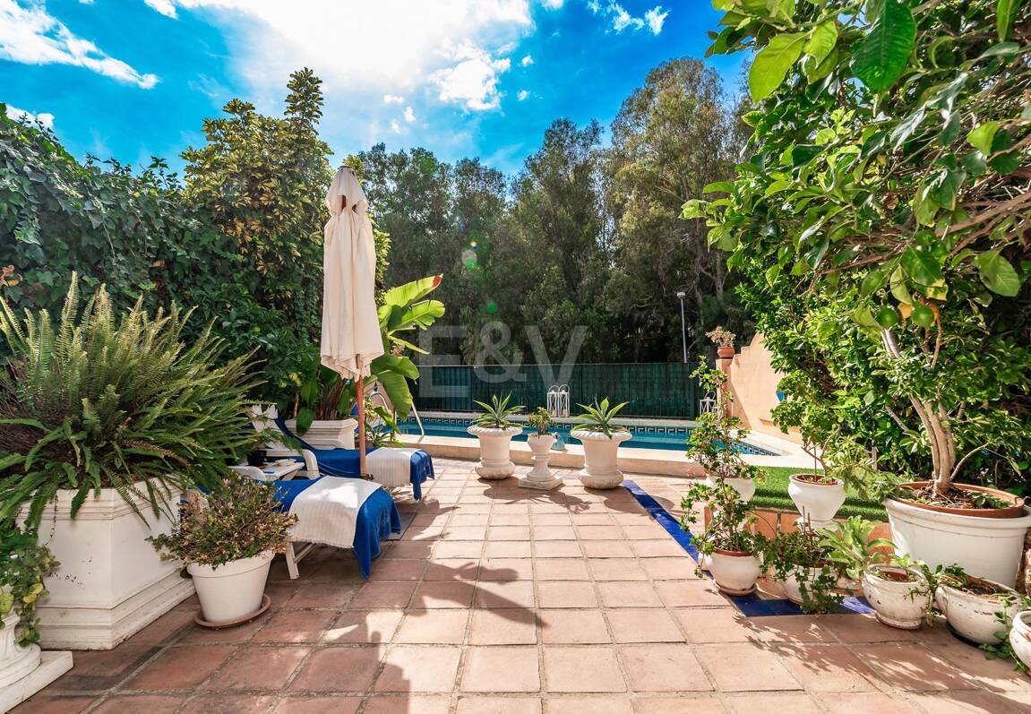 Spacieuse maison de ville près de la BEach avec piscine privée