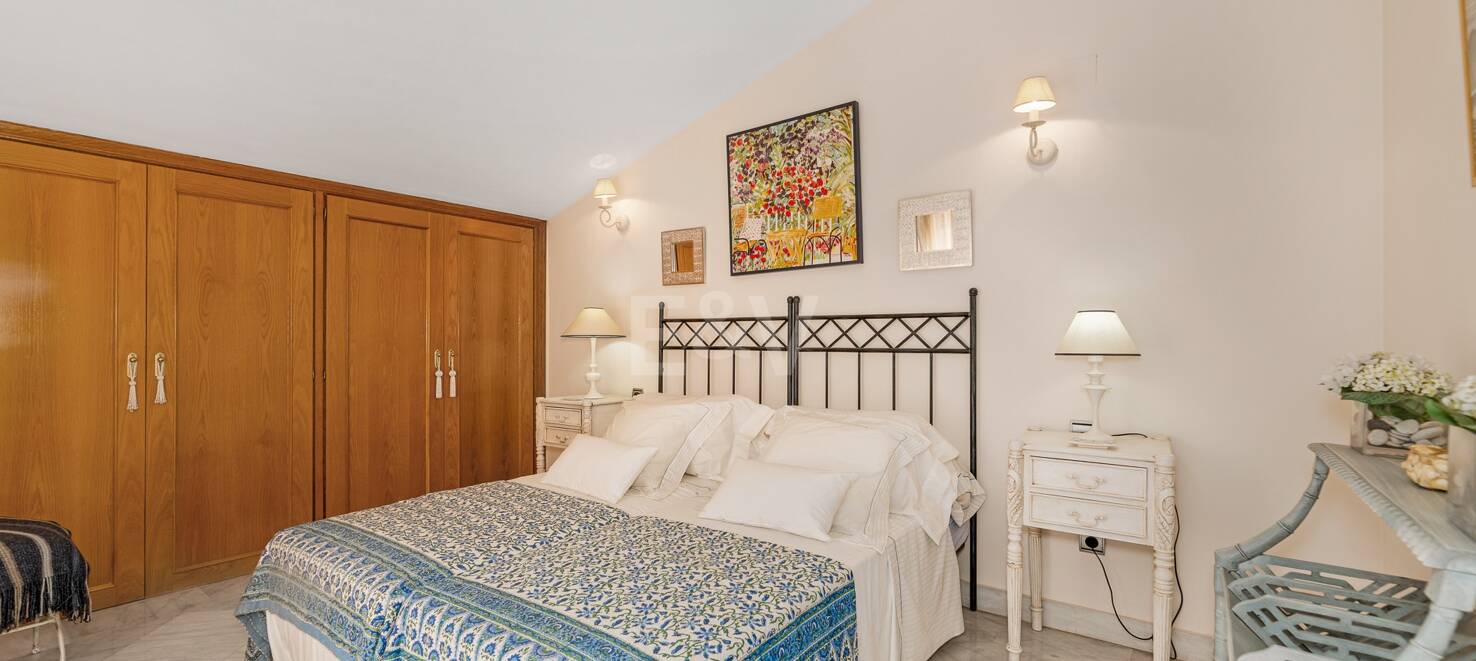 Spacious Townhouse Close to the Beach with Private Pool in Lomas de Puente Romano