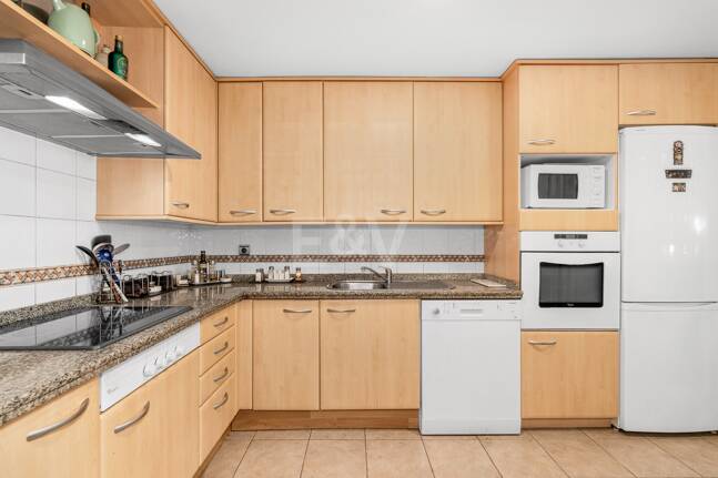 Spacieuse maison de ville près de la BEach avec piscine privée