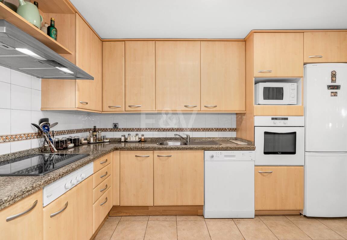 Spacieuse maison de ville près de la BEach avec piscine privée