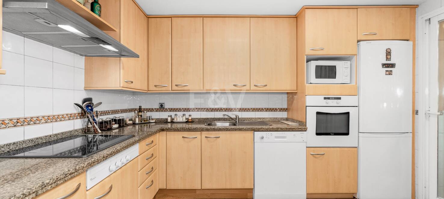 Spacious Townhouse Close to the Beach with Private Pool in Lomas de Puente Romano