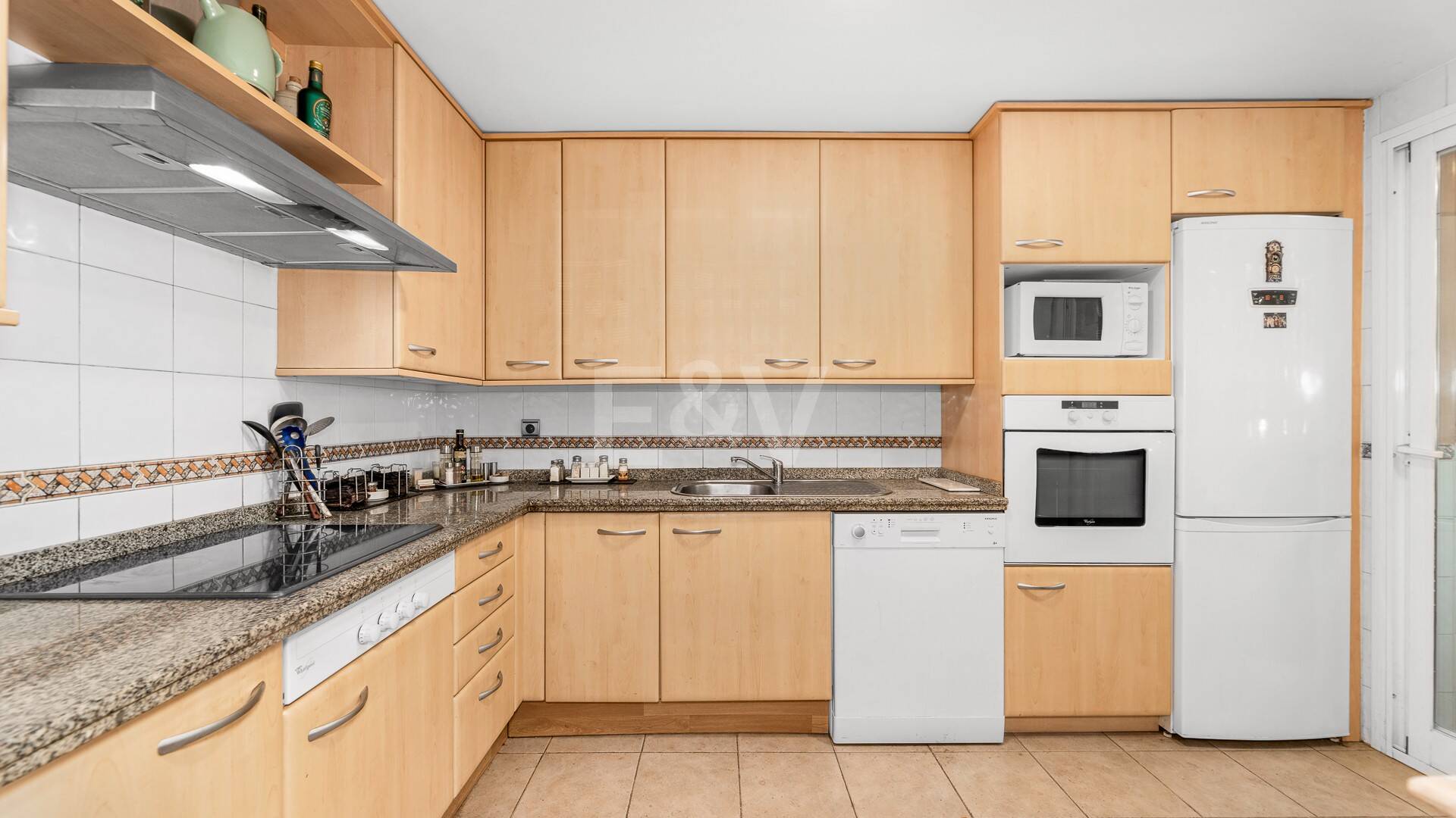 Spacieuse maison de ville près de la BEach avec piscine privée