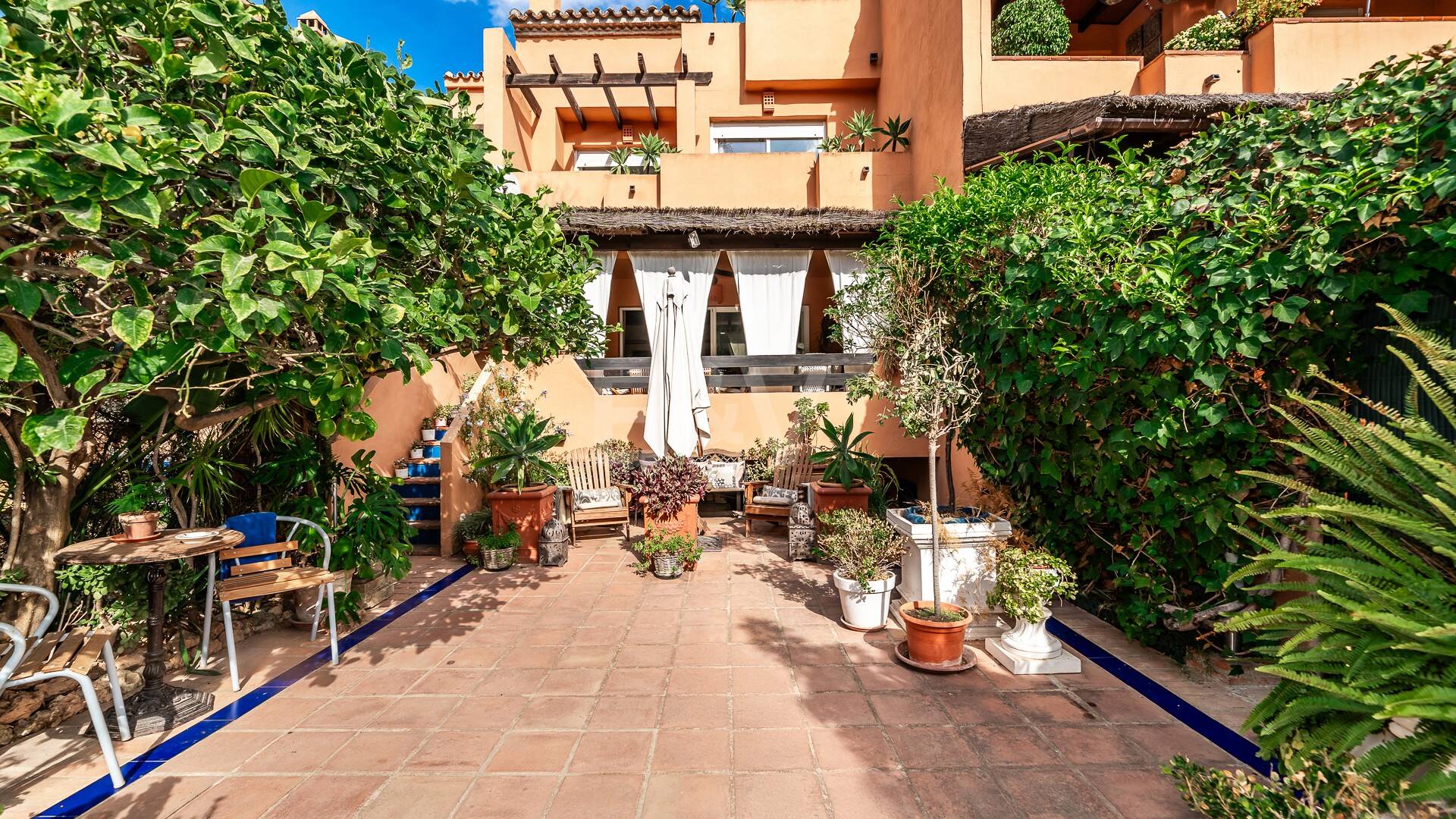 Spacieuse maison de ville près de la BEach avec piscine privée