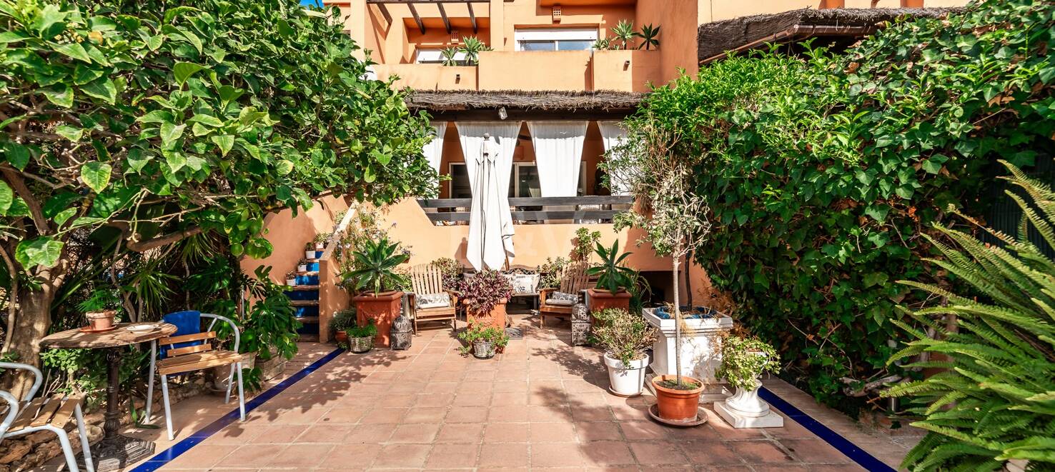 Spacious Townhouse Close to the Beach with Private Pool in Lomas de Puente Romano
