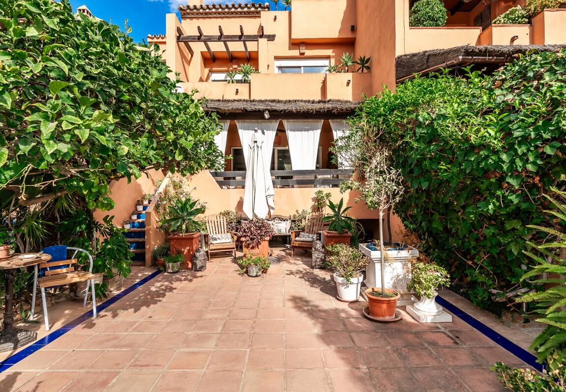 Spacieuse maison de ville près de la BEach avec piscine privée