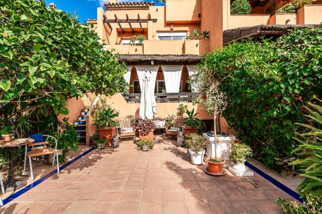 Spacieuse maison de ville près de la BEach avec piscine privée