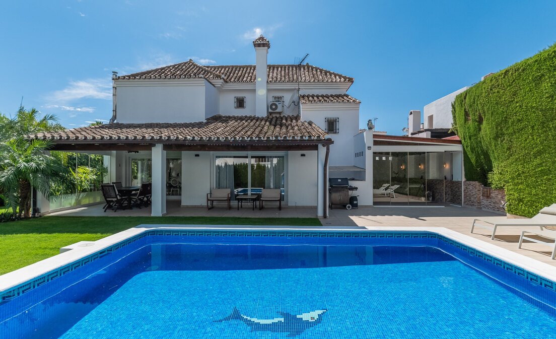 Exclusiva villa independiente en Nueva Andalucía, Marbella: lujo y confort