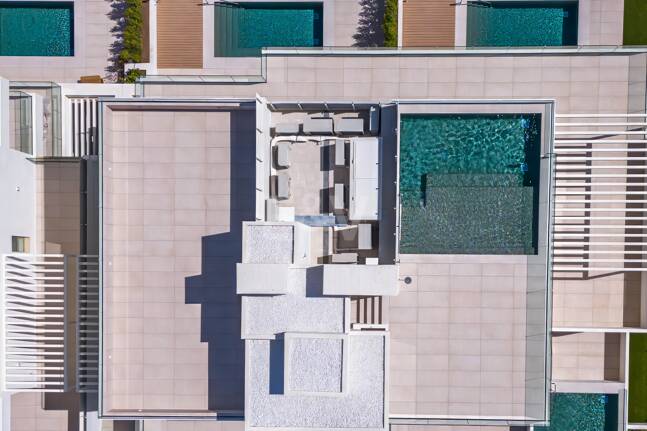 Duplex-Penthouse mit Rooftop-Plunge-Pool und Panoramablick auf das Meer