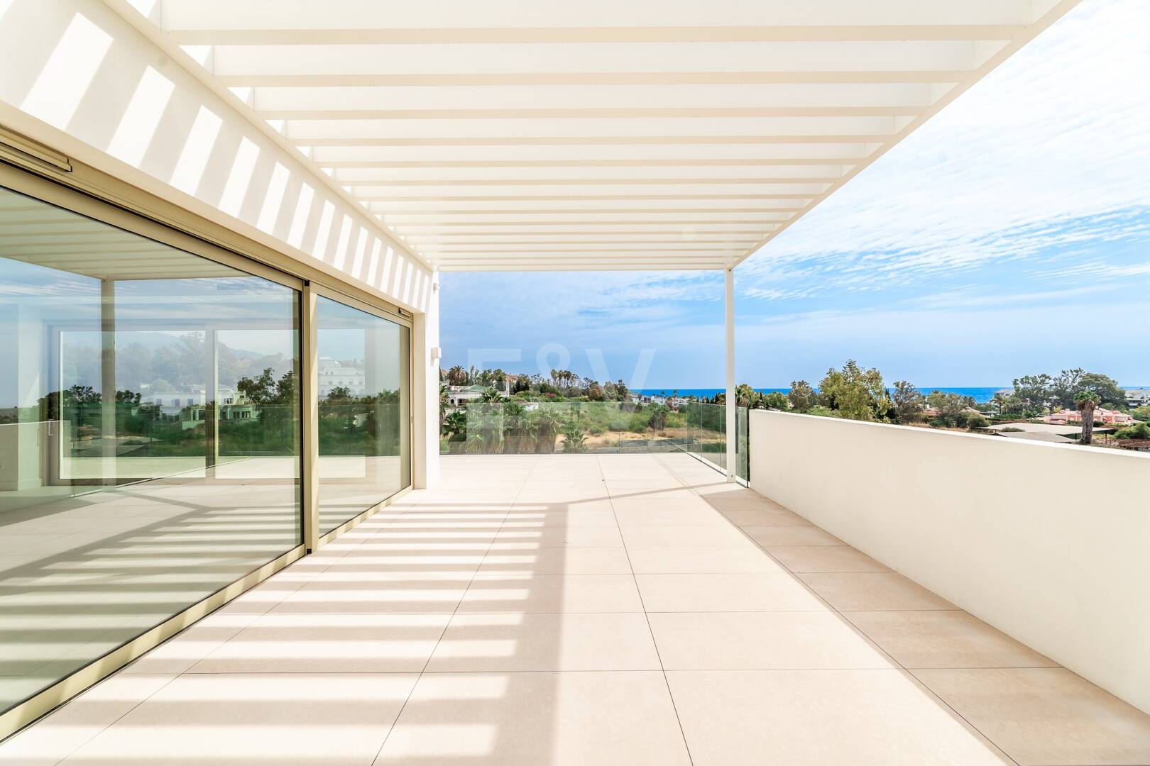 Duplex-Penthouse mit Rooftop-Plunge-Pool und Panoramablick auf das Meer