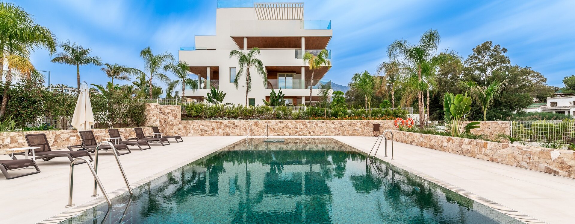 Ático dúplex con piscina en la terraza y cautivadoras vistas al mar