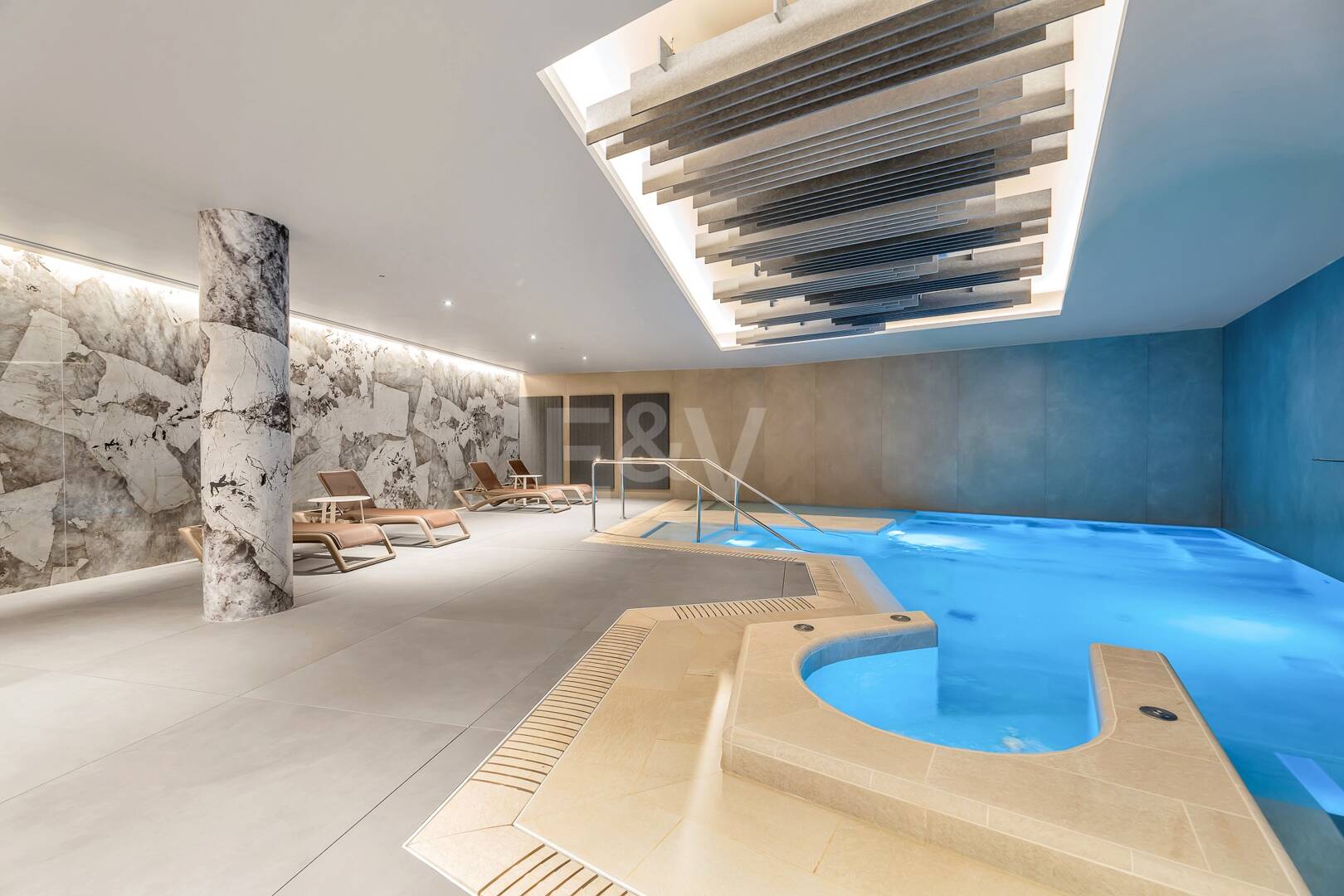 Duplex-Penthouse mit Rooftop-Plunge-Pool und Panoramablick auf das Meer