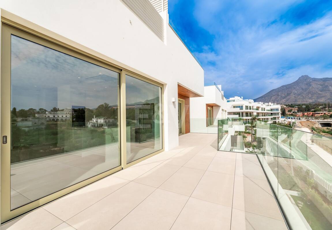 Duplex-Penthouse mit Rooftop-Plunge-Pool und Panoramablick auf das Meer