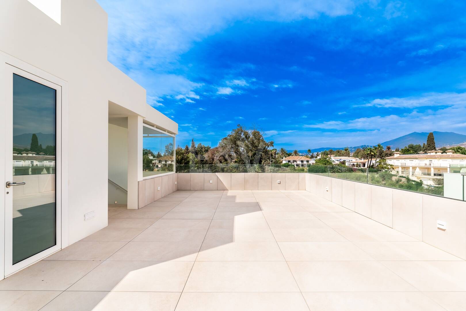 Duplex-Penthouse mit Rooftop-Plunge-Pool und Panoramablick auf das Meer