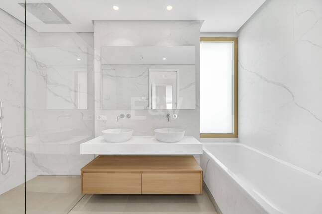 Duplex-Penthouse mit Rooftop-Plunge-Pool und Panoramablick auf das Meer