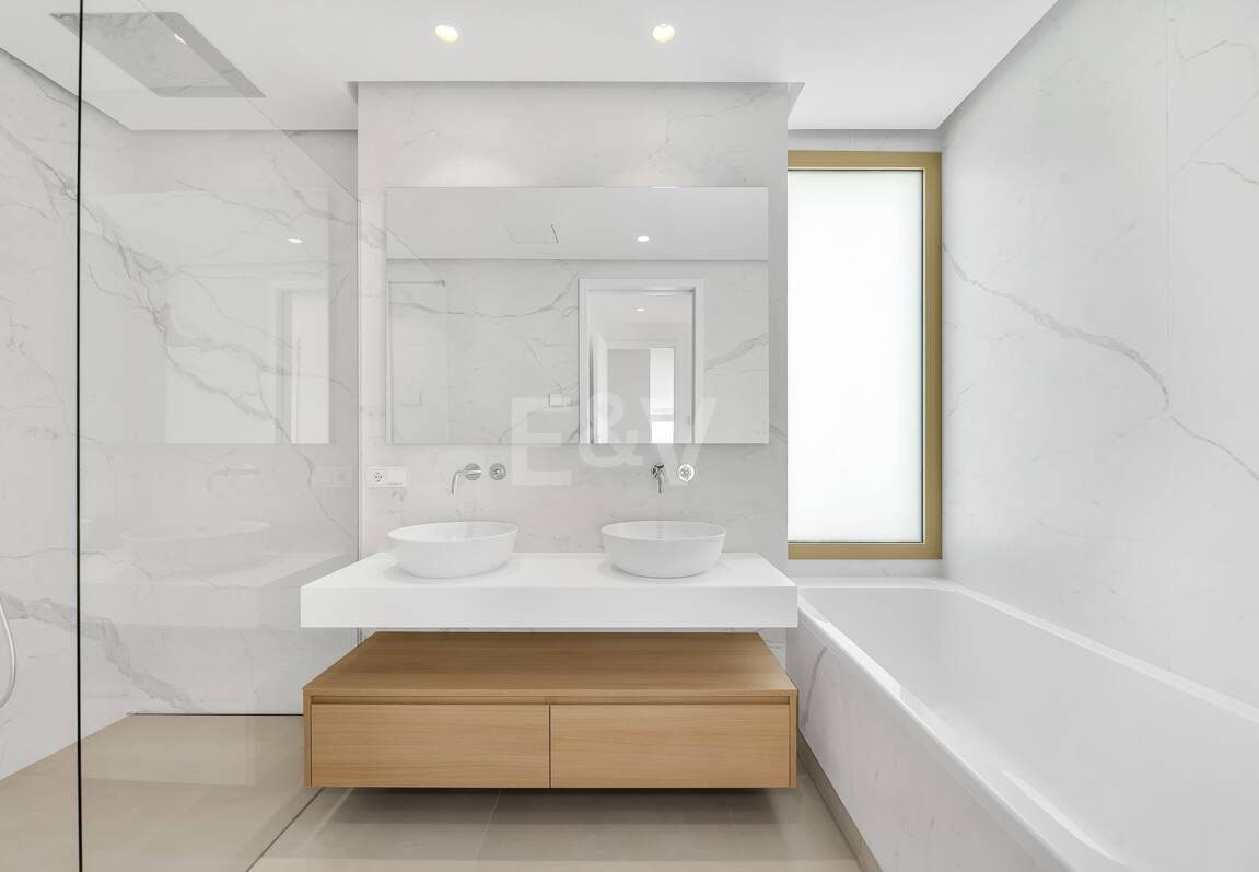 Duplex-Penthouse mit Rooftop-Plunge-Pool und Panoramablick auf das Meer