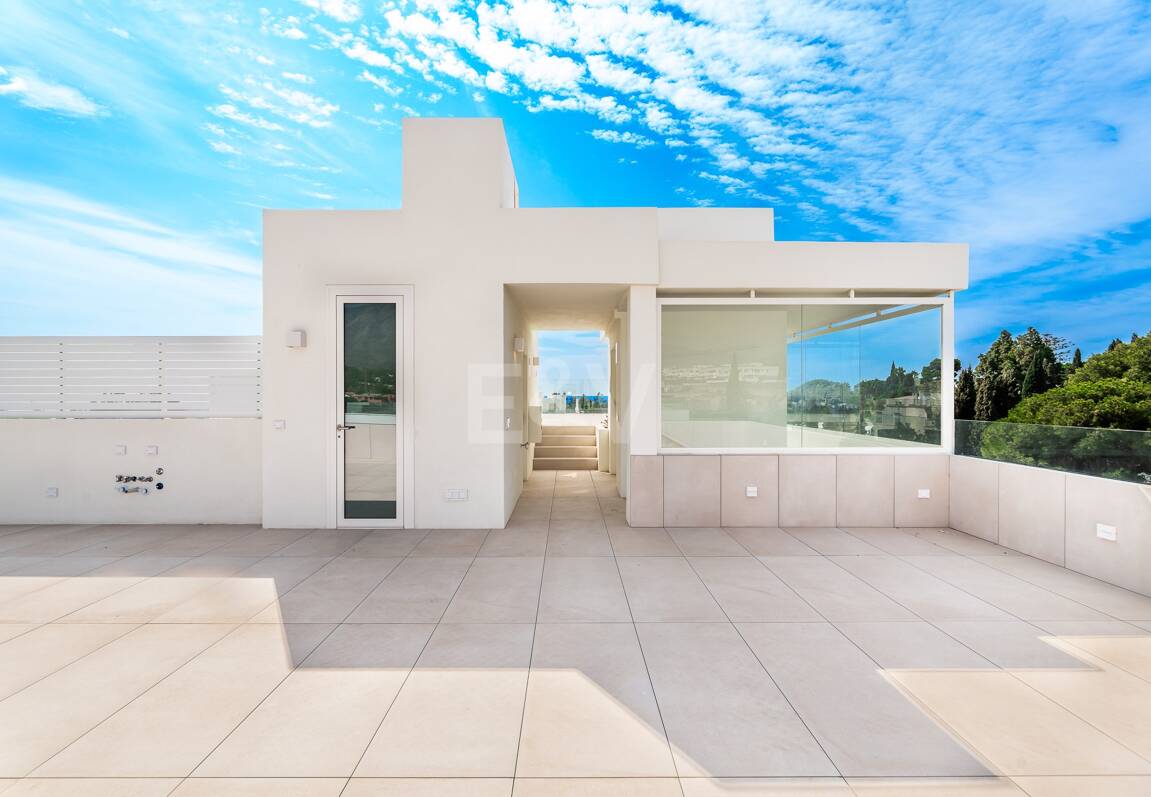 Duplex-Penthouse mit Rooftop-Plunge-Pool und Panoramablick auf das Meer