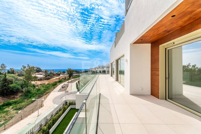 Duplex-Penthouse mit Rooftop-Plunge-Pool und Panoramablick auf das Meer