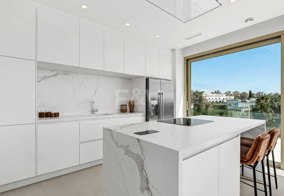 Duplex-Penthouse mit Rooftop-Plunge-Pool und Panoramablick auf das Meer