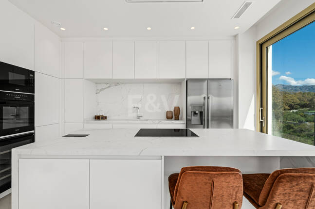 Duplex-Penthouse mit Rooftop-Plunge-Pool und Panoramablick auf das Meer