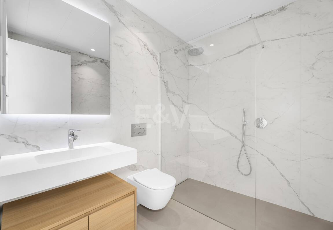 Duplex-Penthouse mit Rooftop-Plunge-Pool und Panoramablick auf das Meer