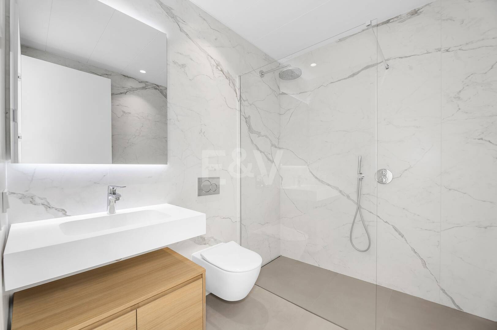 Duplex-Penthouse mit Rooftop-Plunge-Pool und Panoramablick auf das Meer