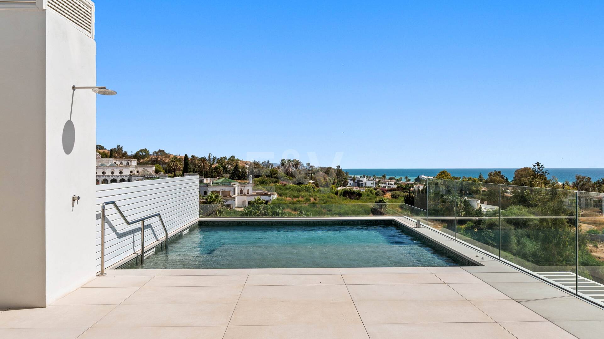 Duplex-Penthouse mit Rooftop-Plunge-Pool und Panoramablick auf das Meer
