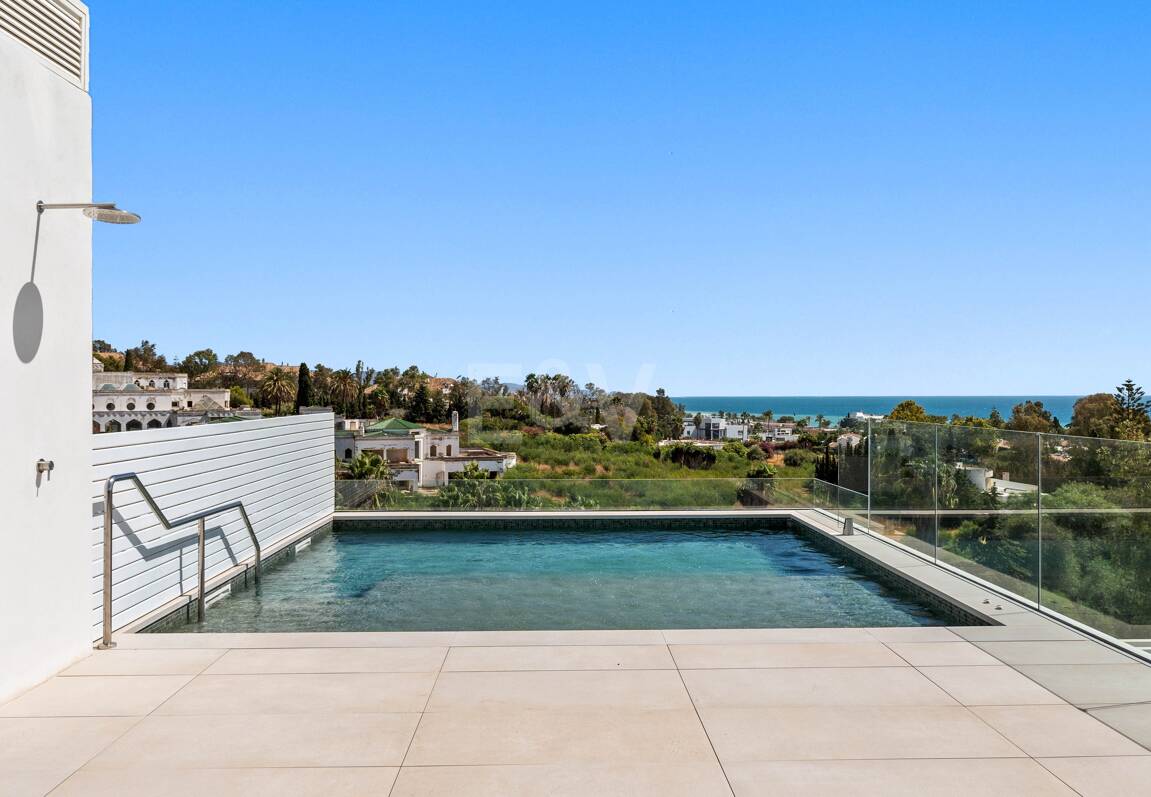 Duplex-Penthouse mit Rooftop-Plunge-Pool und Panoramablick auf das Meer