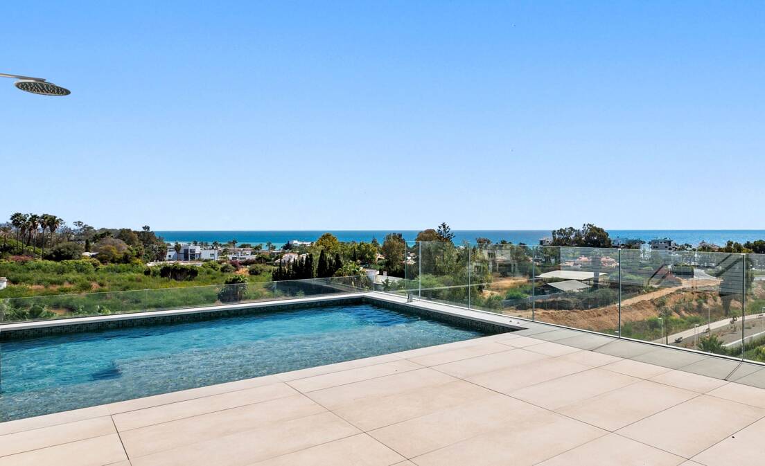 Duplex-Penthouse mit Rooftop-Plunge-Pool und Panoramablick auf das Meer