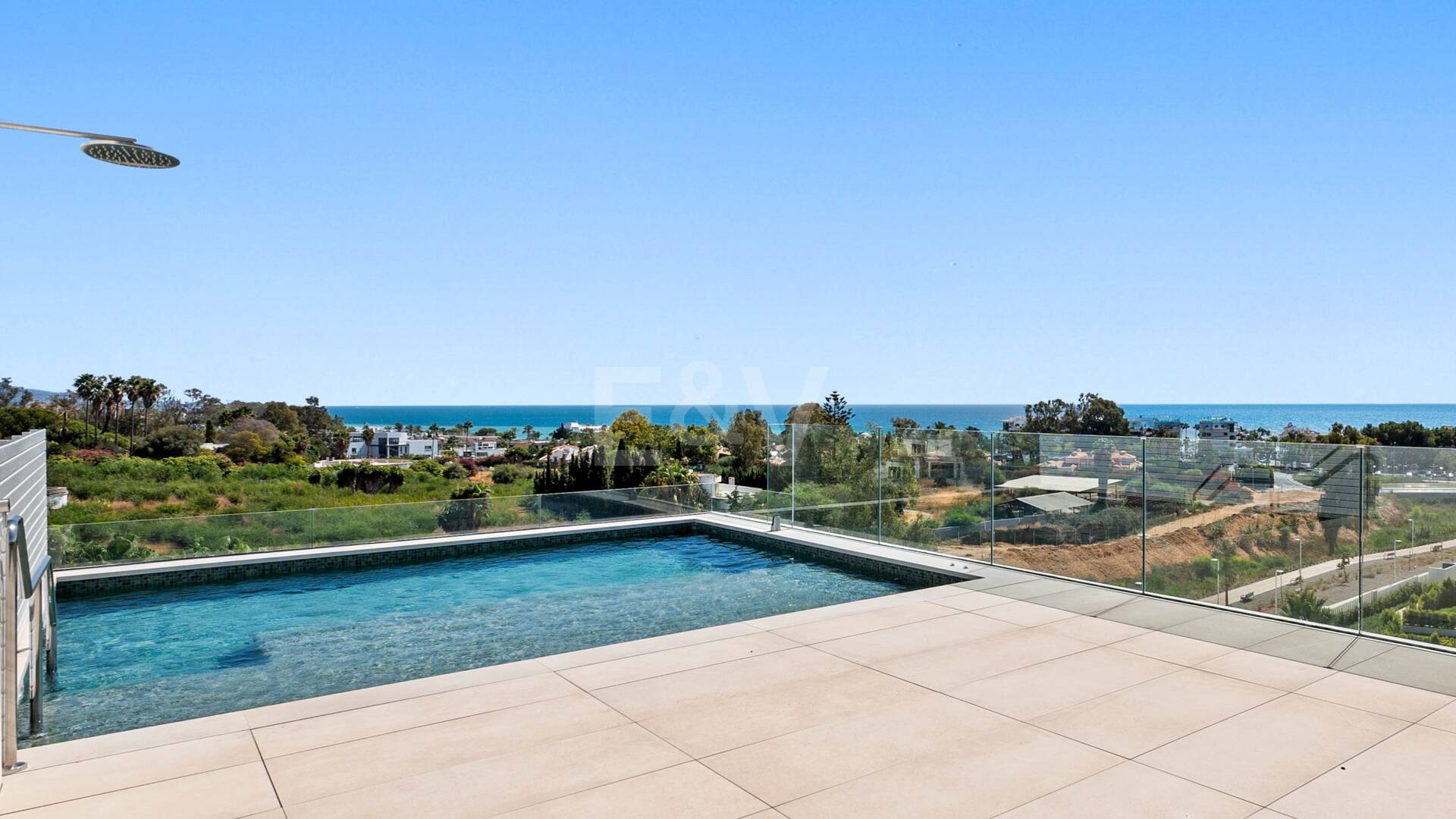 Duplex-Penthouse mit Rooftop-Plunge-Pool und Panoramablick auf das Meer