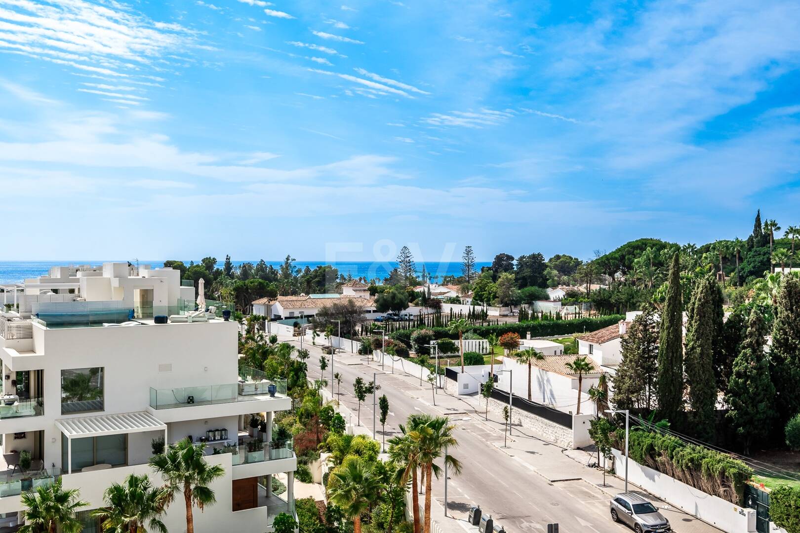 Duplex-Penthouse mit Rooftop-Plunge-Pool und Panoramablick auf das Meer