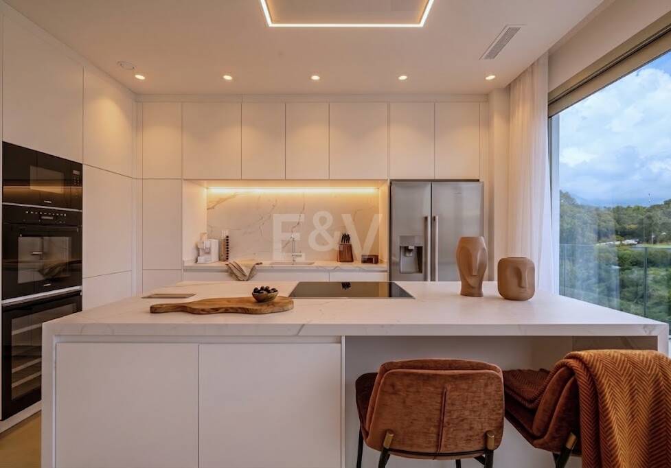 Duplex Penthouse w Benalus z Rooftop Plunge Pool i widoki na morze
