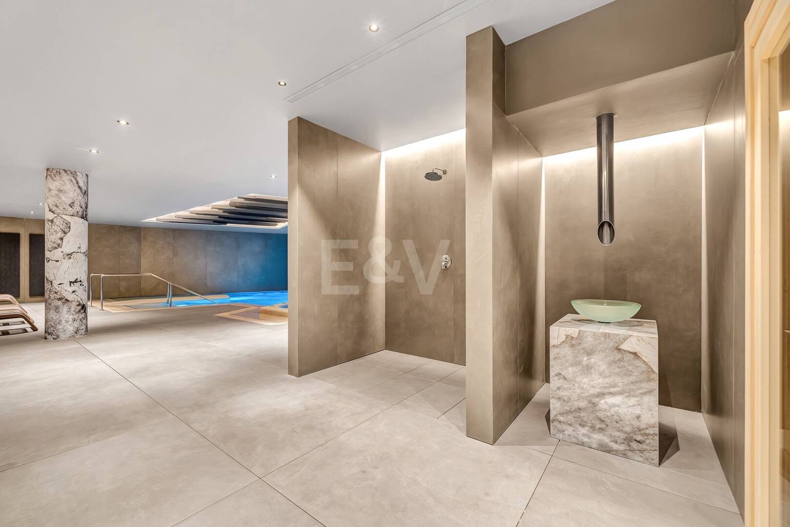 Duplex-Penthouse mit Rooftop-Plunge-Pool und Panoramablick auf das Meer