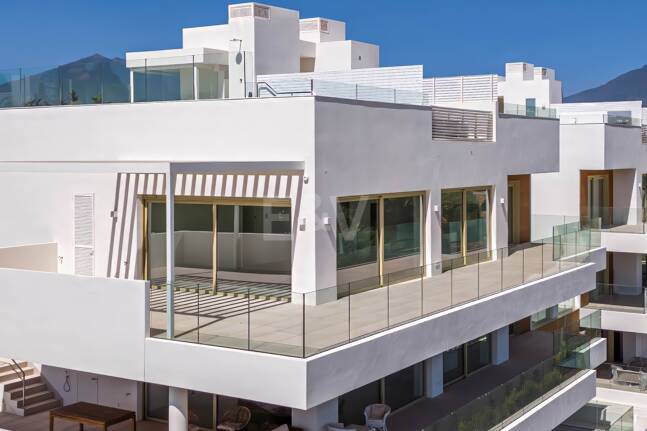 Duplex-Penthouse mit Rooftop-Plunge-Pool und Panoramablick auf das Meer