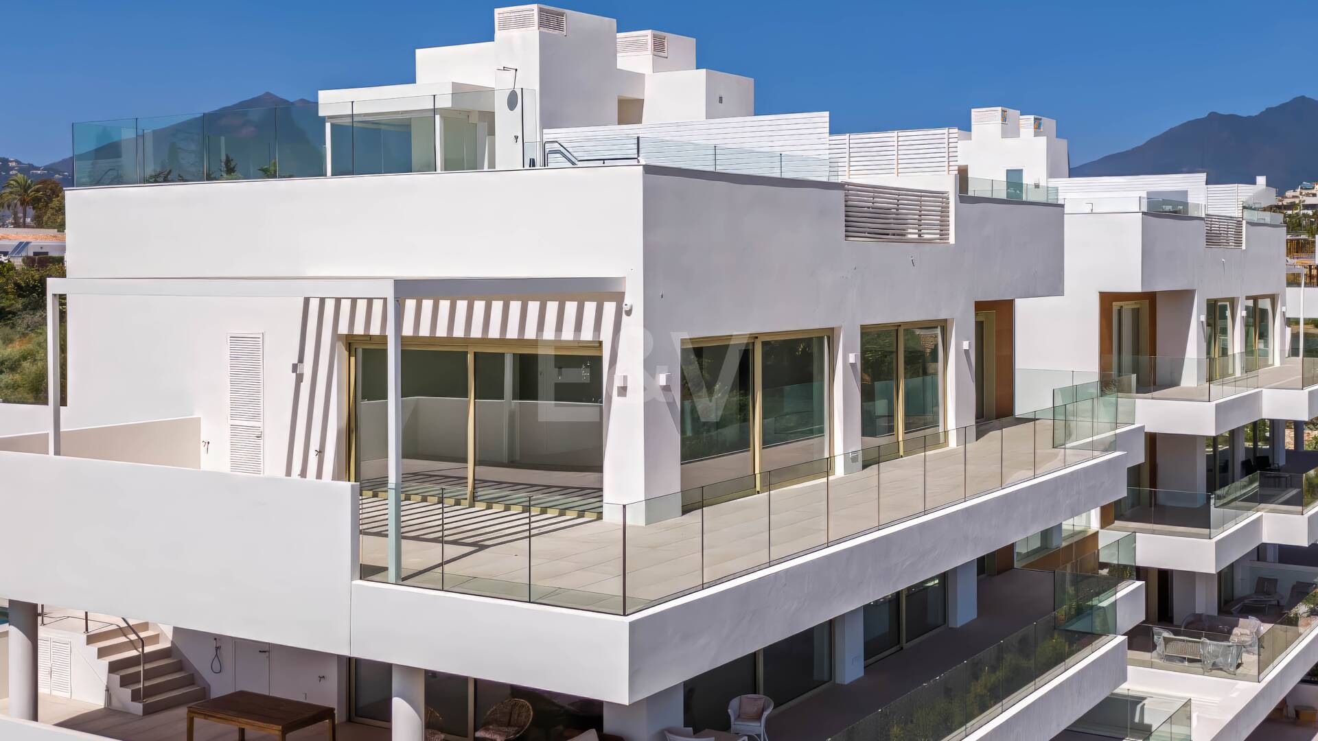 Duplex-Penthouse mit Rooftop-Plunge-Pool und Panoramablick auf das Meer