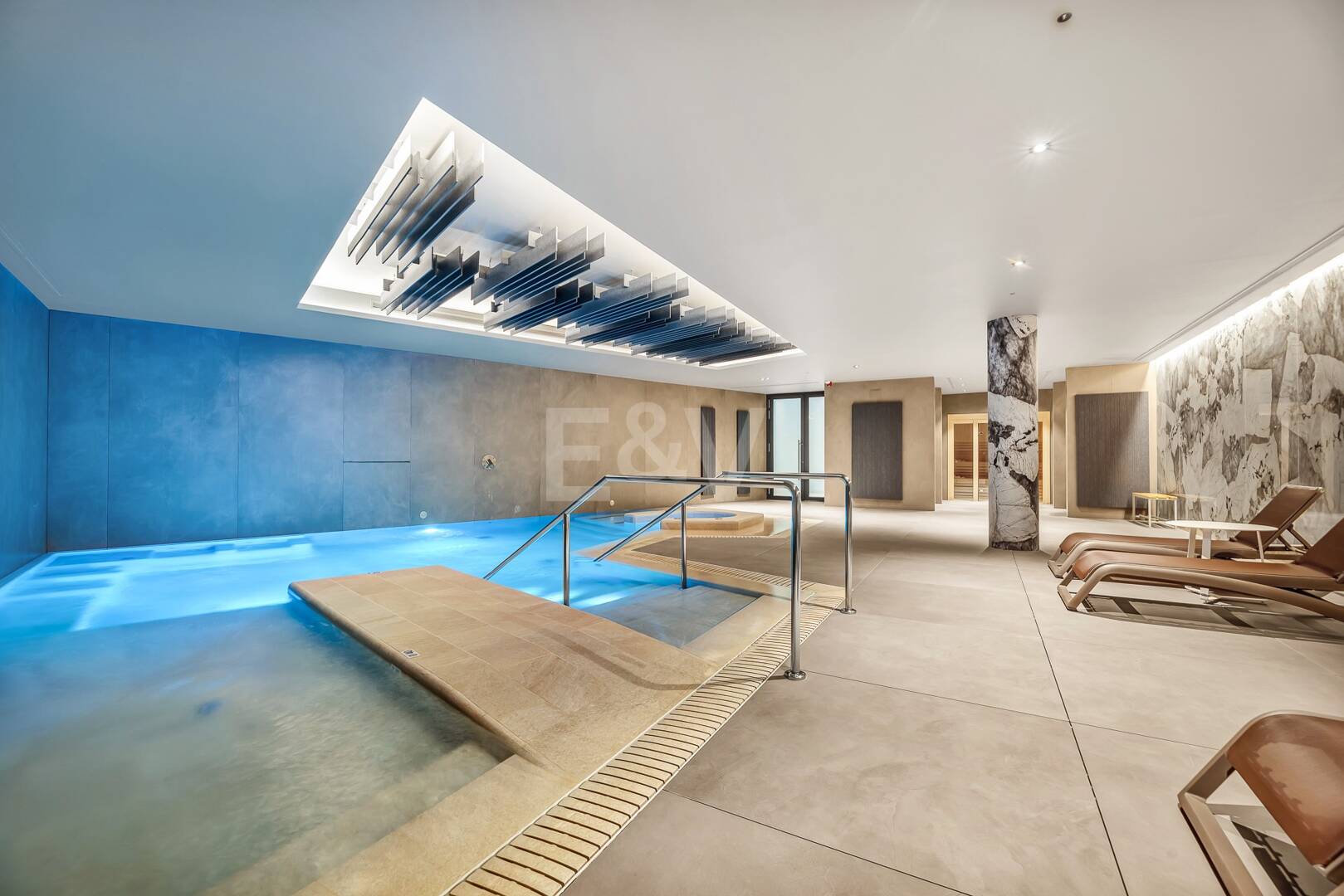 Duplex-Penthouse mit Rooftop-Plunge-Pool und Panoramablick auf das Meer