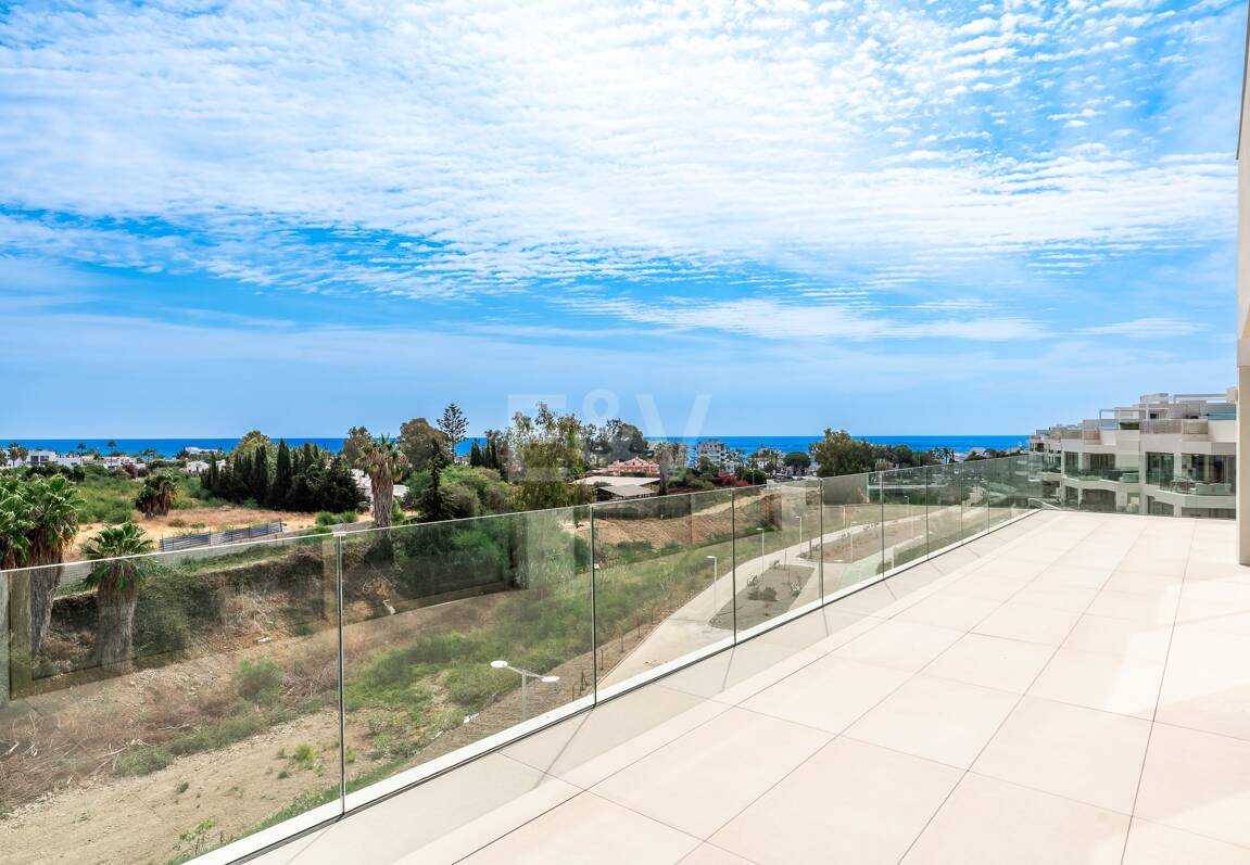 Duplex-Penthouse mit Rooftop-Plunge-Pool und Panoramablick auf das Meer