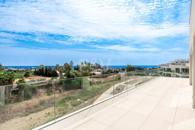 Duplex-Penthouse mit Rooftop-Plunge-Pool und Panoramablick auf das Meer