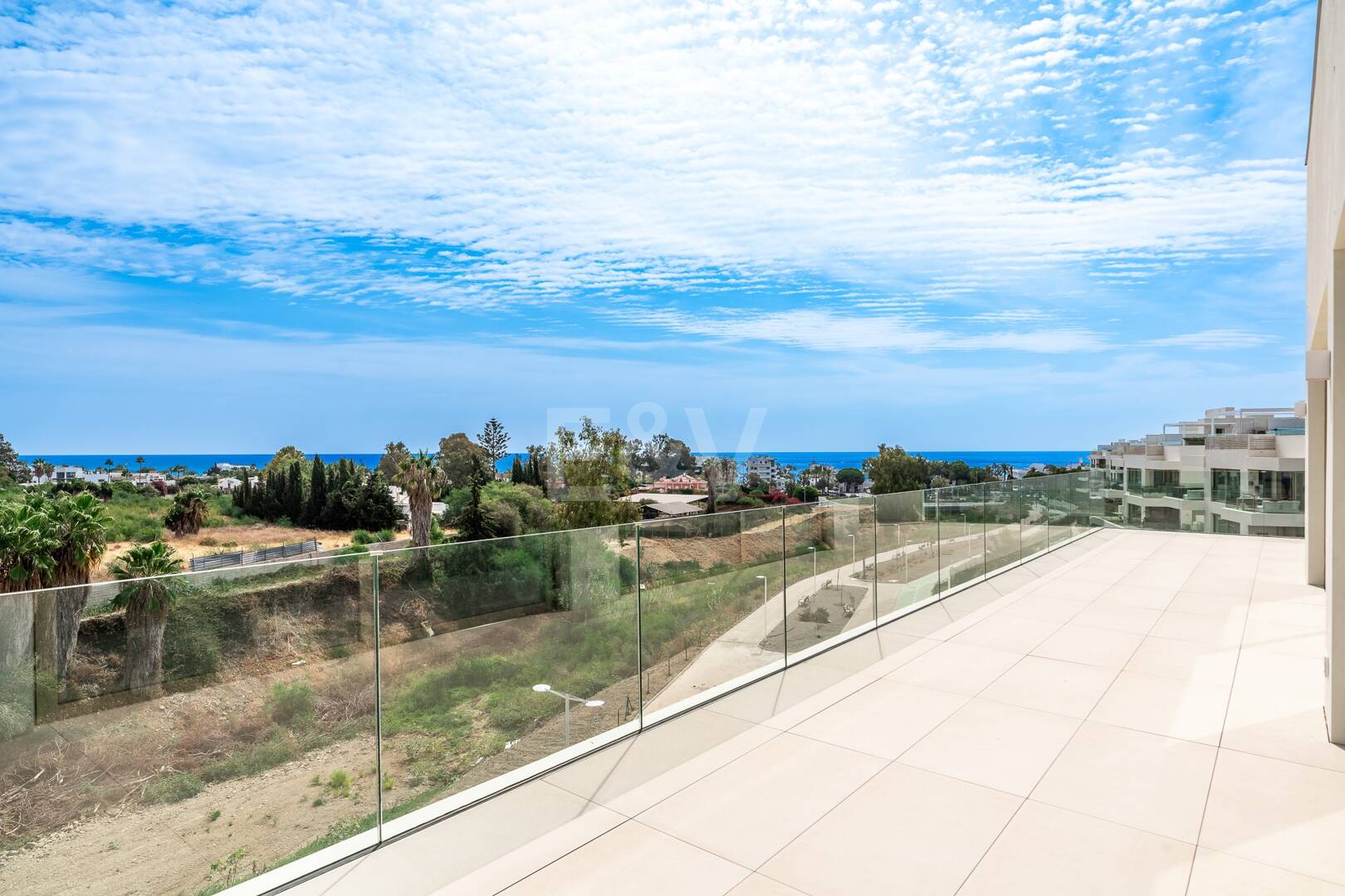 Duplex-Penthouse mit Rooftop-Plunge-Pool und Panoramablick auf das Meer