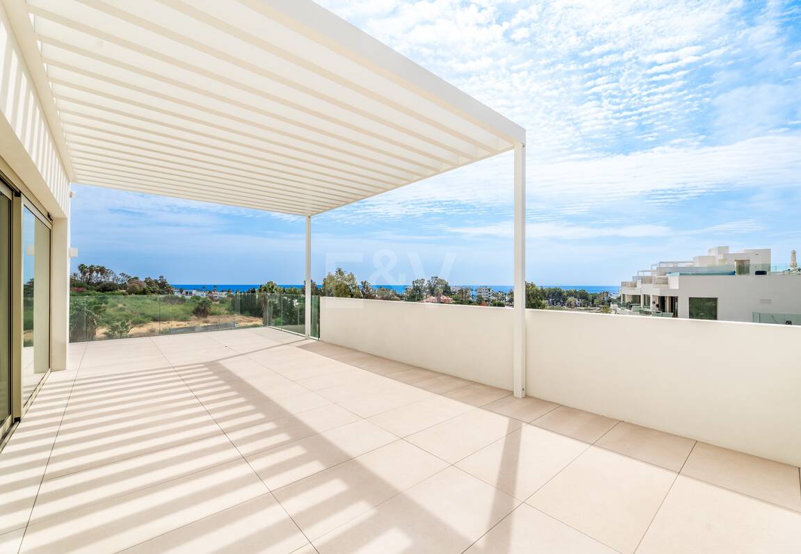Duplex-Penthouse mit Rooftop-Plunge-Pool und Panoramablick auf das Meer