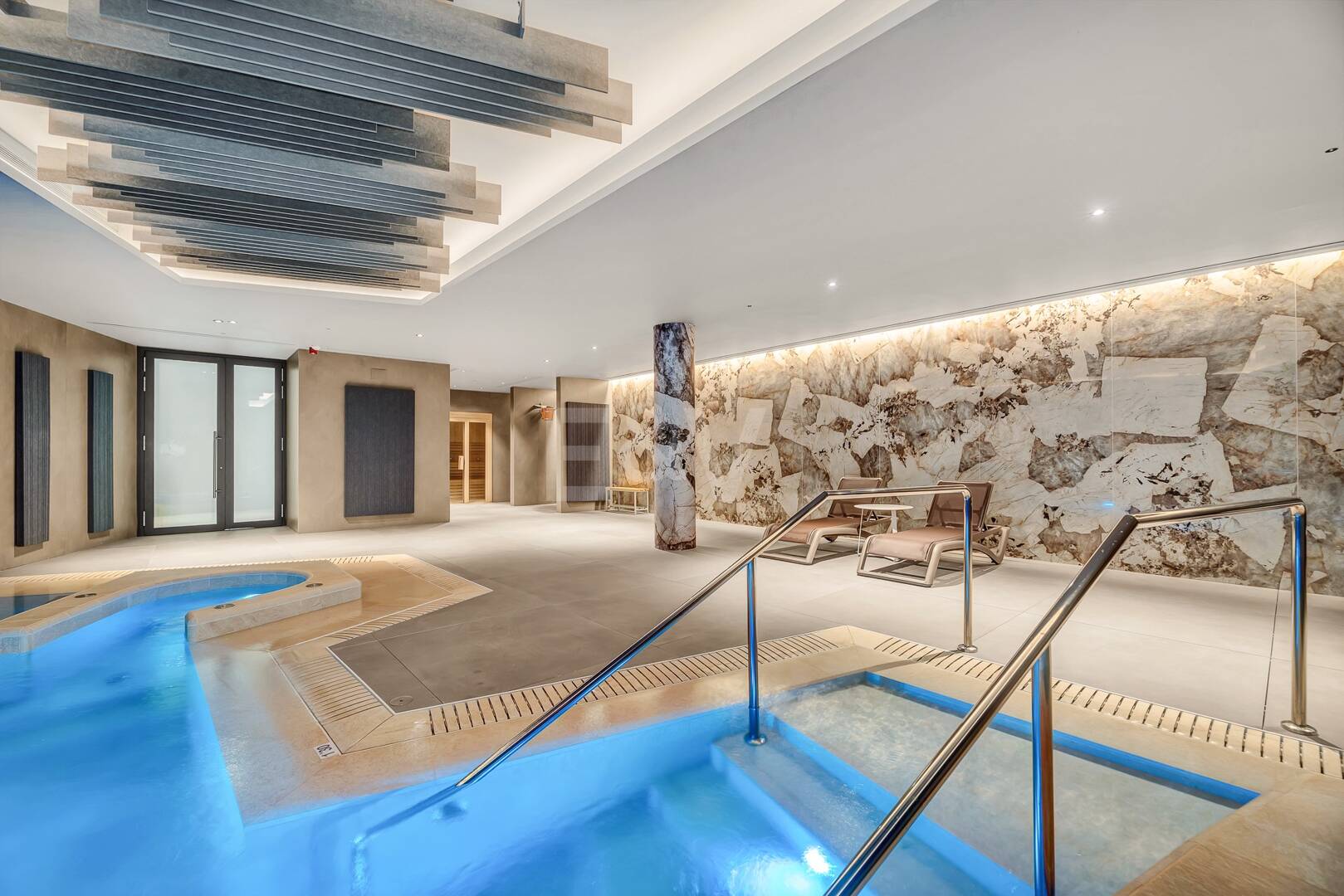 Duplex-Penthouse mit Rooftop-Plunge-Pool und Panoramablick auf das Meer