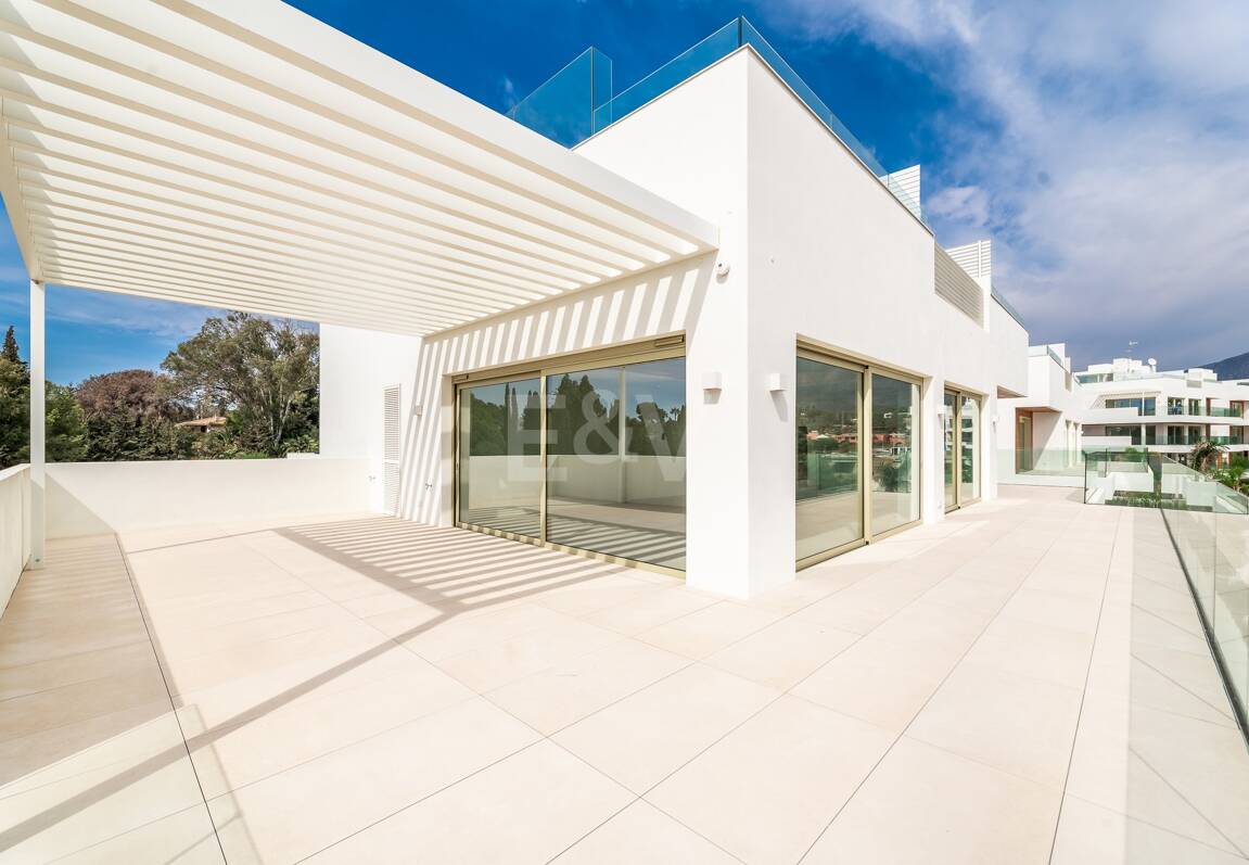 Duplex-Penthouse mit Rooftop-Plunge-Pool und Panoramablick auf das Meer