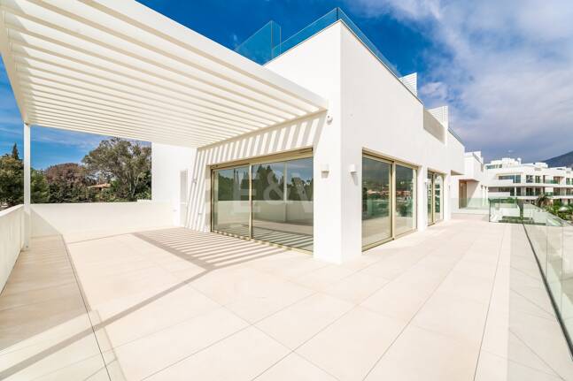 Duplex-Penthouse mit Rooftop-Plunge-Pool und Panoramablick auf das Meer