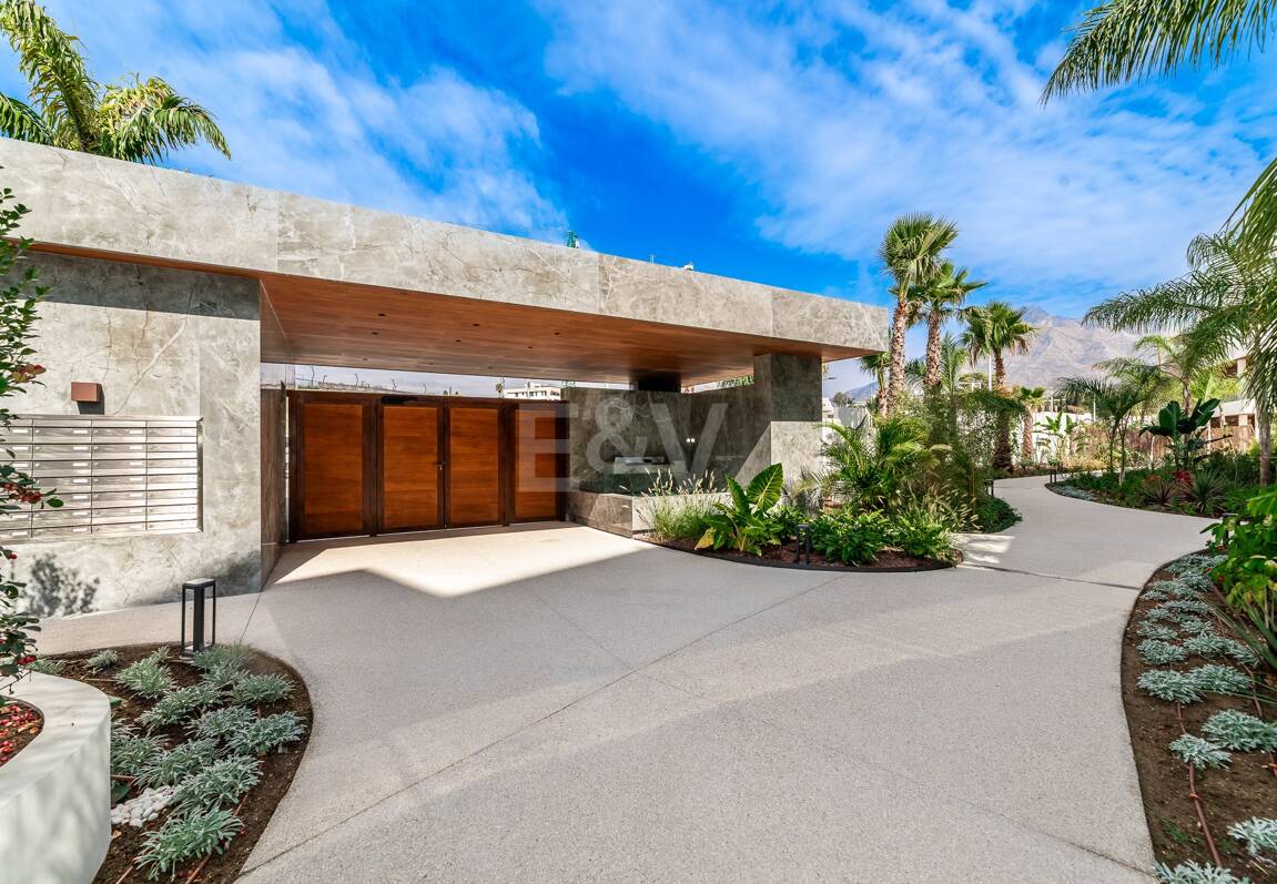 Duplex-Penthouse mit Rooftop-Plunge-Pool und Panoramablick auf das Meer