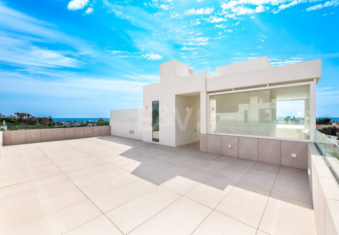 Duplex-Penthouse mit Rooftop-Plunge-Pool und Panoramablick auf das Meer