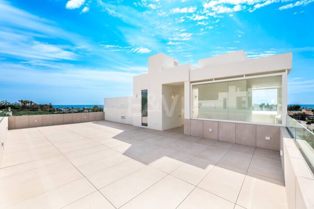 Duplex-Penthouse mit Rooftop-Plunge-Pool und Panoramablick auf das Meer