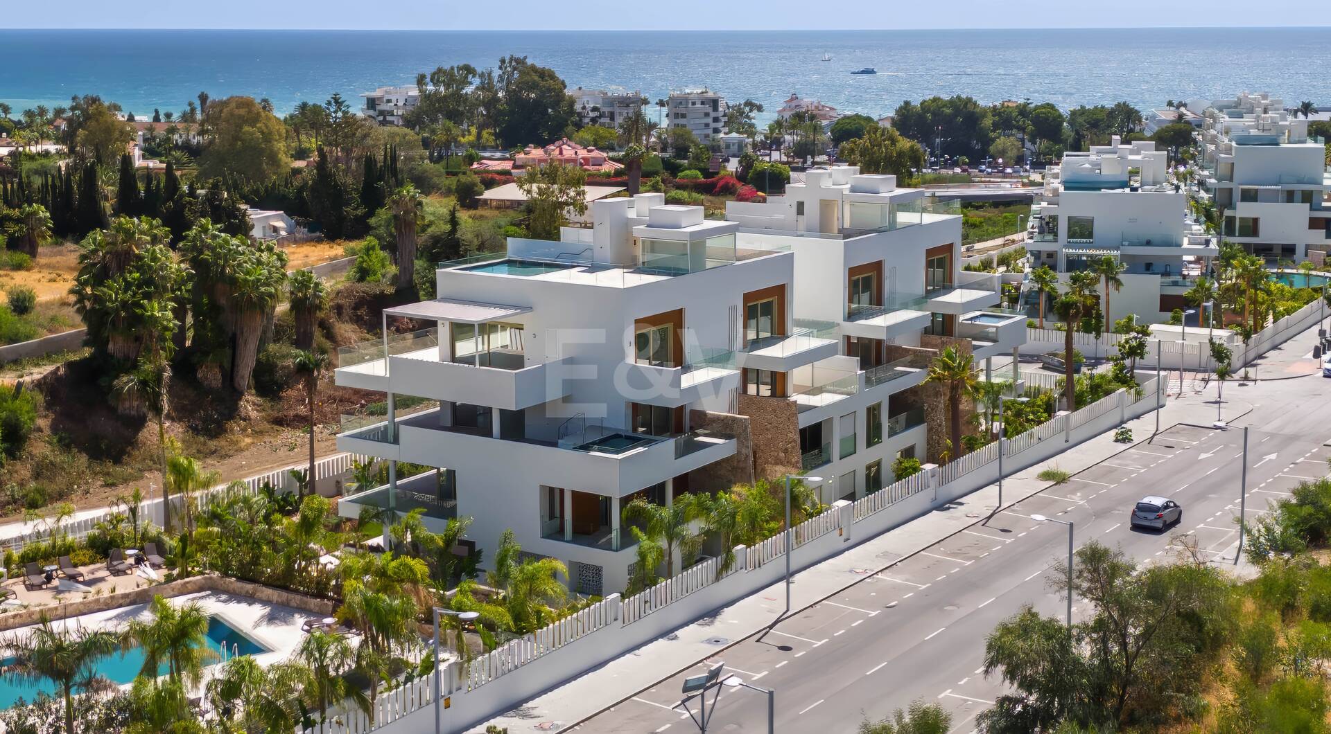 Duplex-Penthouse mit Rooftop-Plunge-Pool und Panoramablick auf das Meer