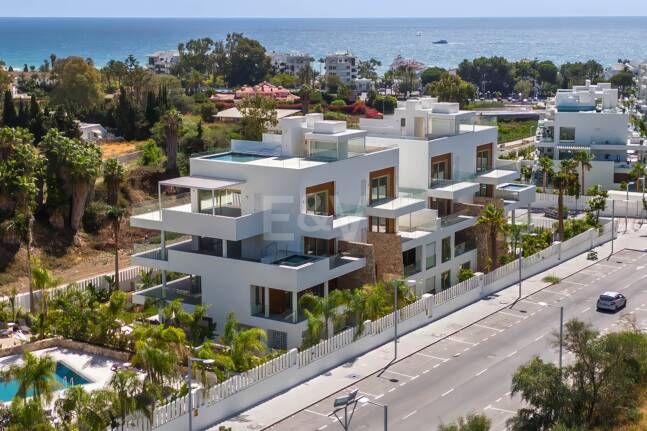 Duplex-Penthouse mit Rooftop-Plunge-Pool und Panoramablick auf das Meer