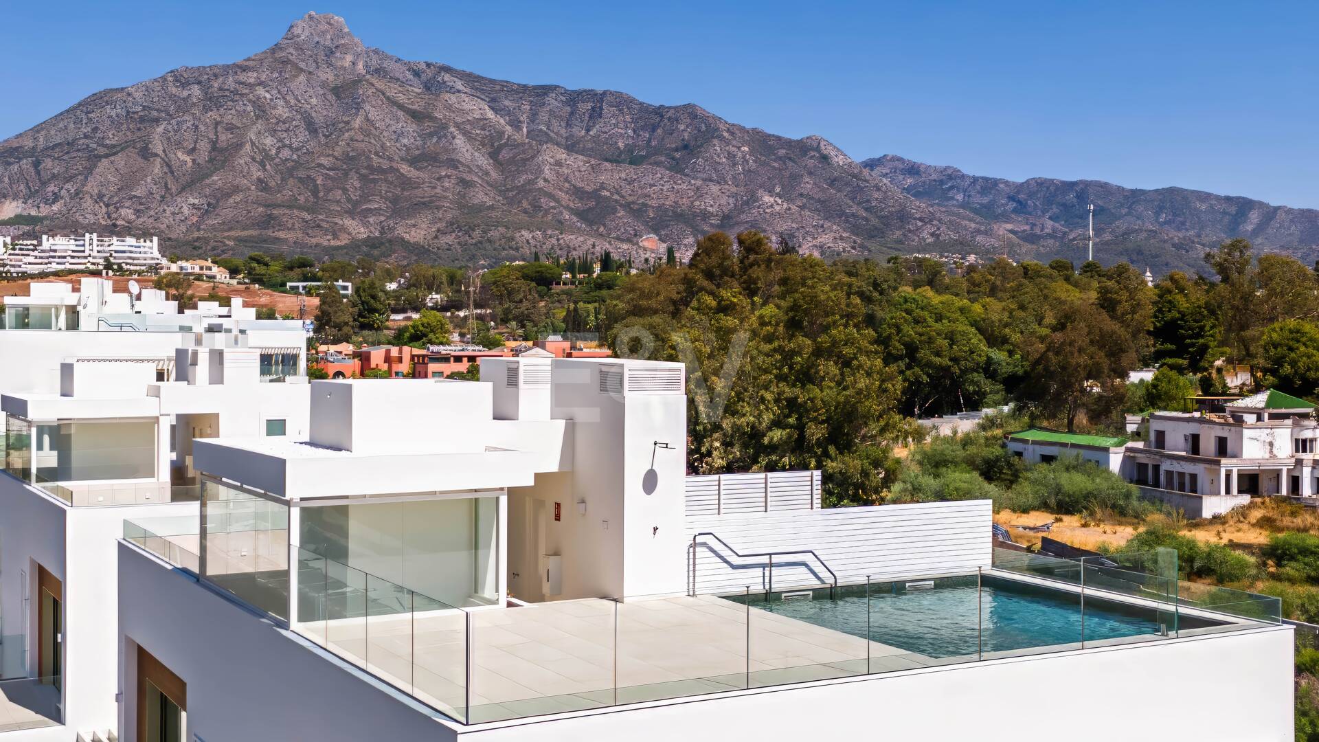 Duplex-Penthouse mit Rooftop-Plunge-Pool und Panoramablick auf das Meer