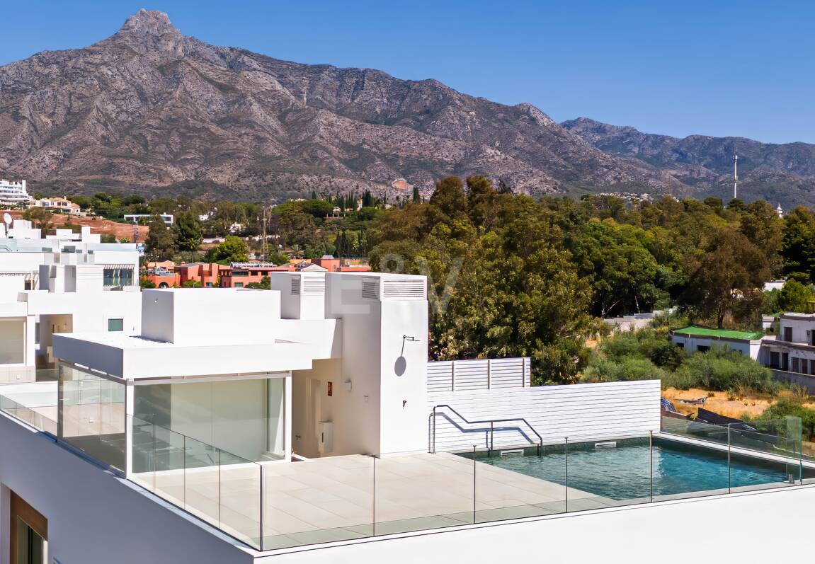 Duplex-Penthouse mit Rooftop-Plunge-Pool und Panoramablick auf das Meer