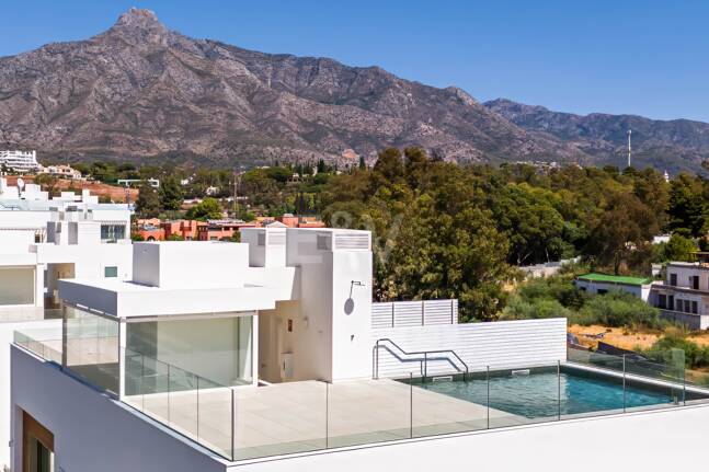 Duplex-Penthouse mit Rooftop-Plunge-Pool und Panoramablick auf das Meer